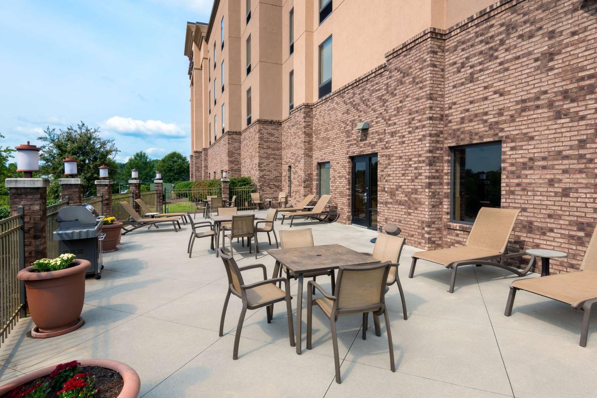Hampton Inn & Suites Winston-Salem/University Area Exterior photo