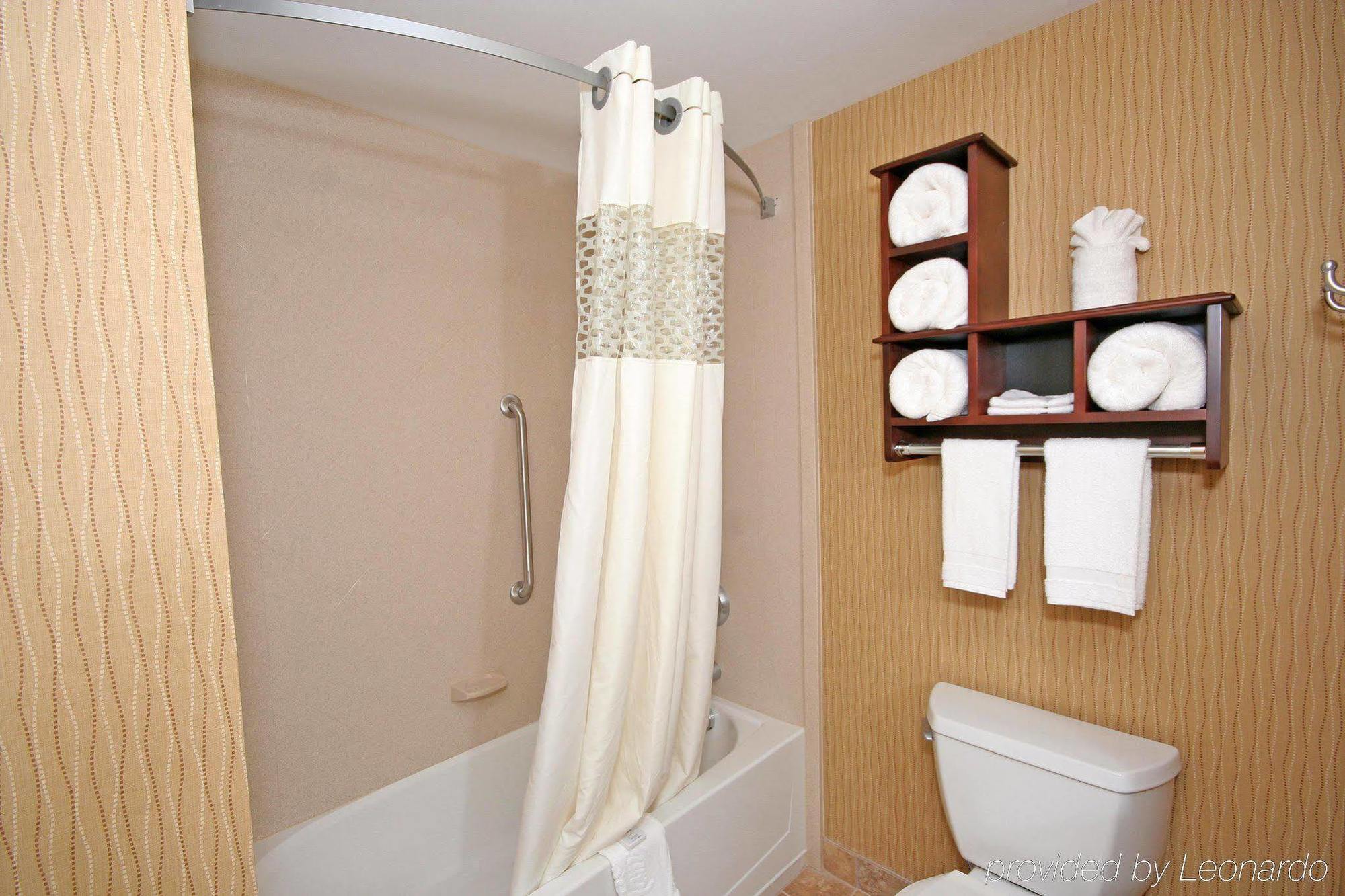 Hampton Inn & Suites Winston-Salem/University Area Room photo