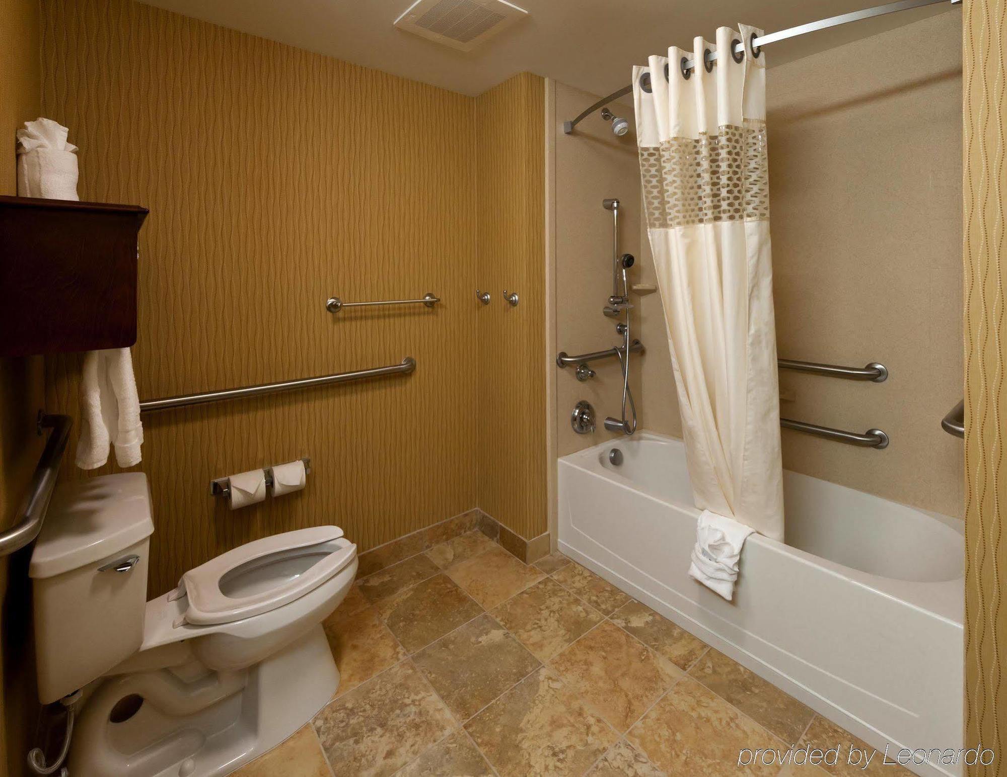 Hampton Inn & Suites Winston-Salem/University Area Room photo